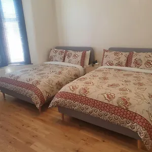 Apartment London Luxury 2 Bedroom Flat 5min Walk From Overground, With Free Wifi, Free Parking-sleeps X6, Ilford