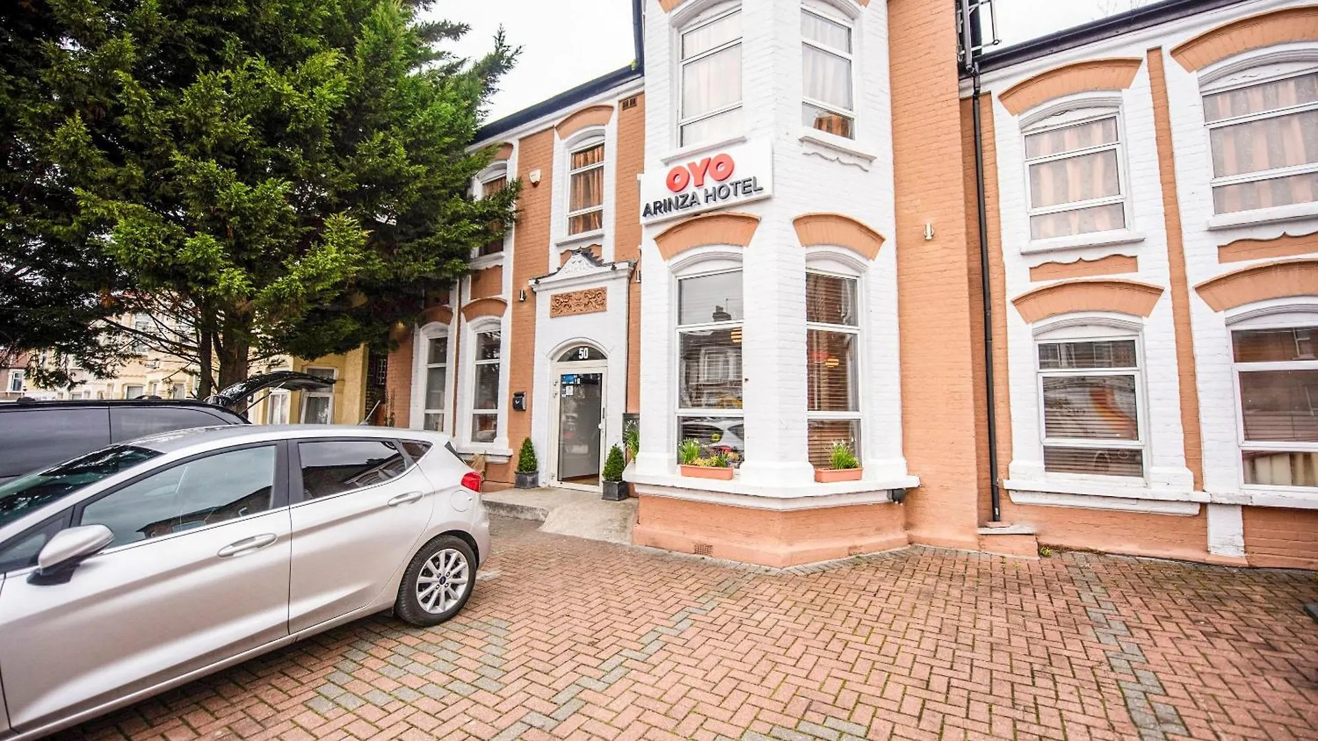 Arinza Hotel, London Илфорд